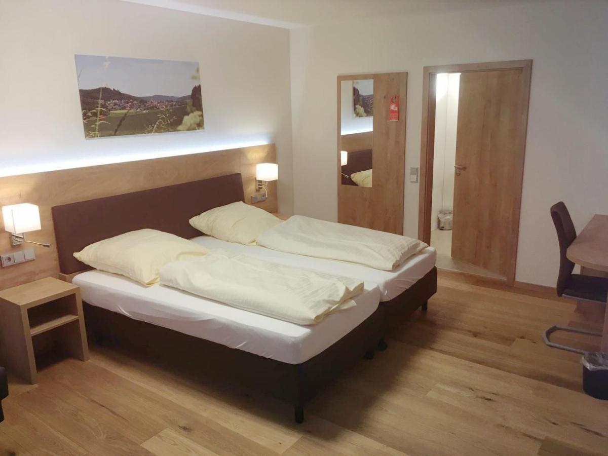 Hotel Gasthof Zum Loewen Velburg Quarto foto