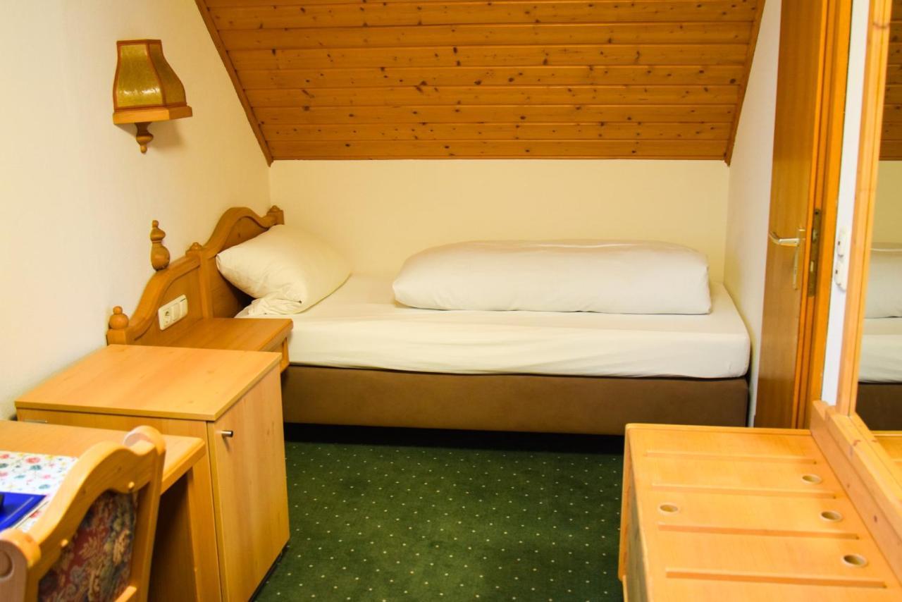 Hotel Gasthof Zum Loewen Velburg Quarto foto