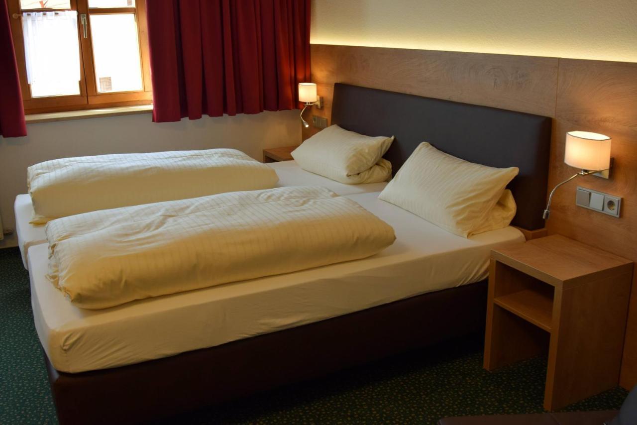 Hotel Gasthof Zum Loewen Velburg Quarto foto