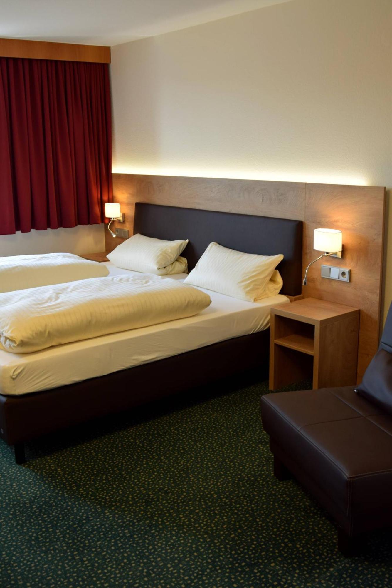 Hotel Gasthof Zum Loewen Velburg Quarto foto