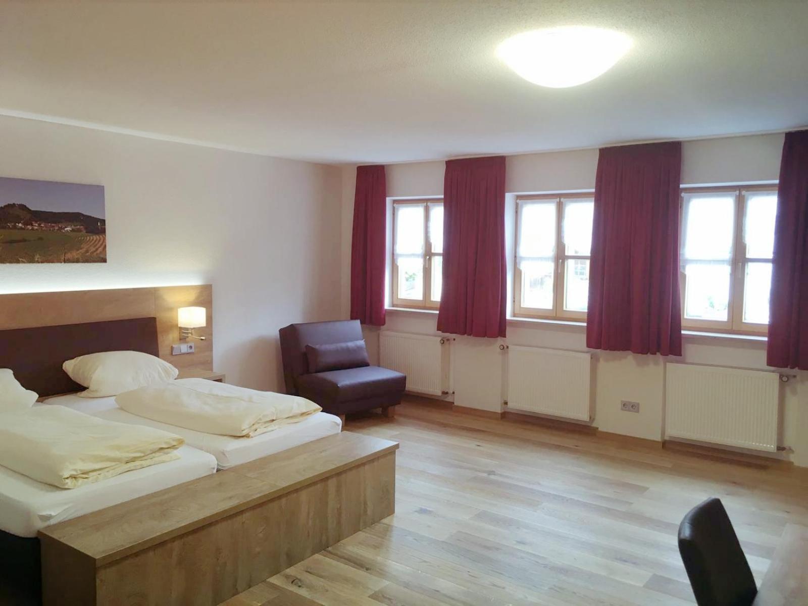 Hotel Gasthof Zum Loewen Velburg Quarto foto